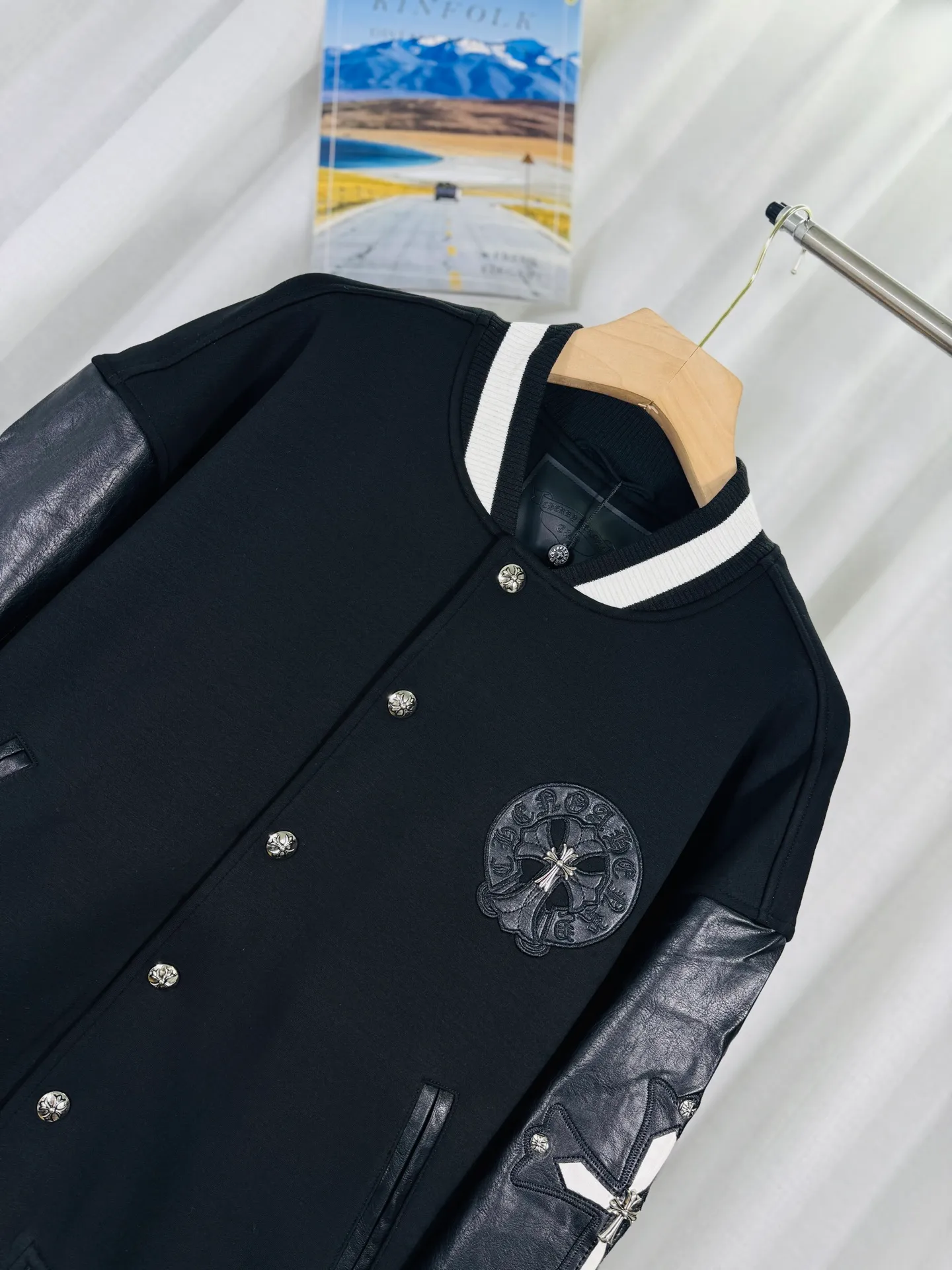 P560 top version, real shot without P, ​​different from market currency) 𝗖𝗵𝗿𝗼𝗺𝗲 𝗛𝗲𝗮𝗿𝘁𝘀/Cro Heart 2025 washed and burned flower patch embroidered autumn and winter new original single counter American patchwork 3D three-dimensional couple casual cardigan plus velvet baseball jacket 👑The highest version! Customized fabric 550g tripe terry fabric! American acid-washed and distressed original fabric, laser burning + leather embroidery, exquisite embroidery of beaded letters!  The best-selling model in the counter, very comfortable to wear. Accessories: original molded and authenticated collar label➕100% silk wash label. Genuine purchase-grade original hangtag➕matching hanging rope➕3D hanging beads➕original packaging bag. Craftsmanship: The original version has consistent wiring! The highest version of the armhole matching technique! Color: Black Size: S M L XL Style No.: 345